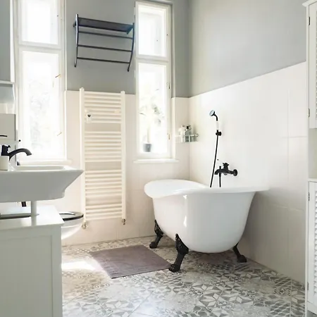 Business & Family Letna * كَشّا