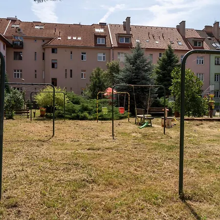 Business & Family Letna شقة